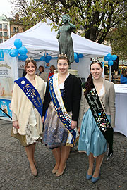 Spargelkönigin Isabella I. mit der Bayerischen Weizenkönigin und der bayerischen Kartoffelkönigin (©Foto. Martin Schmitz)